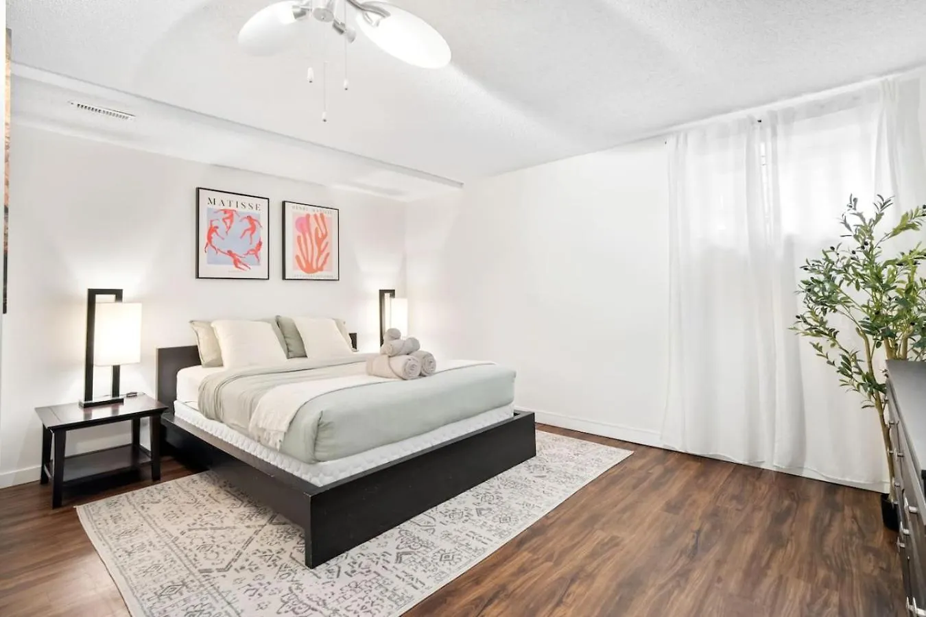 1 Bedroom Cozy Retreat - Queen Bed, Pet Friendly, Smart Tv, Secure & Private Access, Free Parking, Netflix & More! location