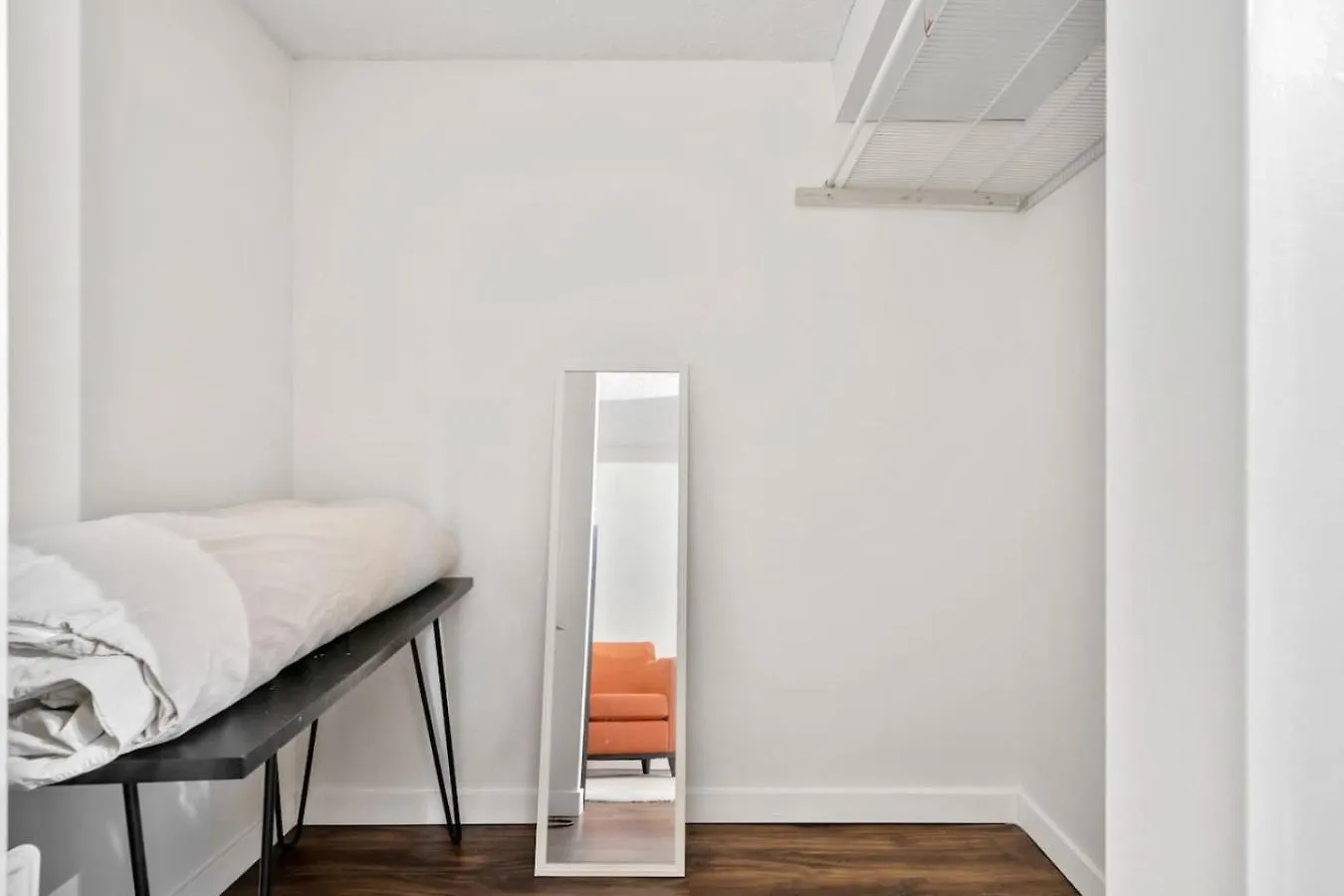 Holiday home 1 Bedroom Cozy Retreat - Queen Bed, Pet Friendly, Smart Tv, Secure & Private Access, Free Parking, Netflix & More! Calgary