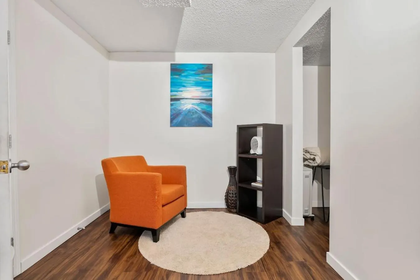 1 Bedroom Cozy Retreat - Queen Bed, Pet Friendly, Smart Tv, Secure & Private Access, Free Parking, Netflix & More! Calgary 0*,