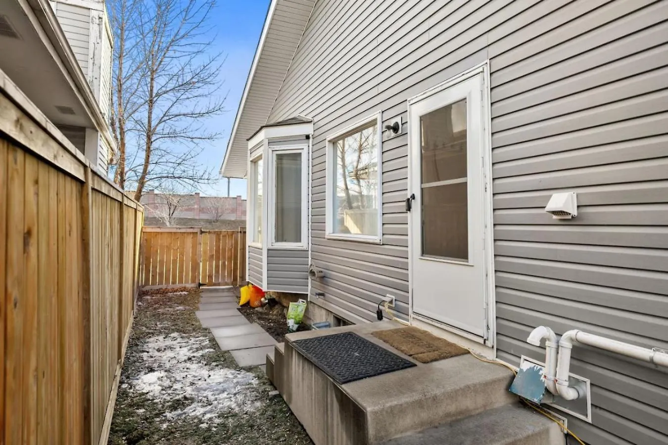 1 Bedroom Cozy Retreat - Queen Bed, Pet Friendly, Smart Tv, Secure & Private Access, Free Parking, Netflix & More! Calgary Canada