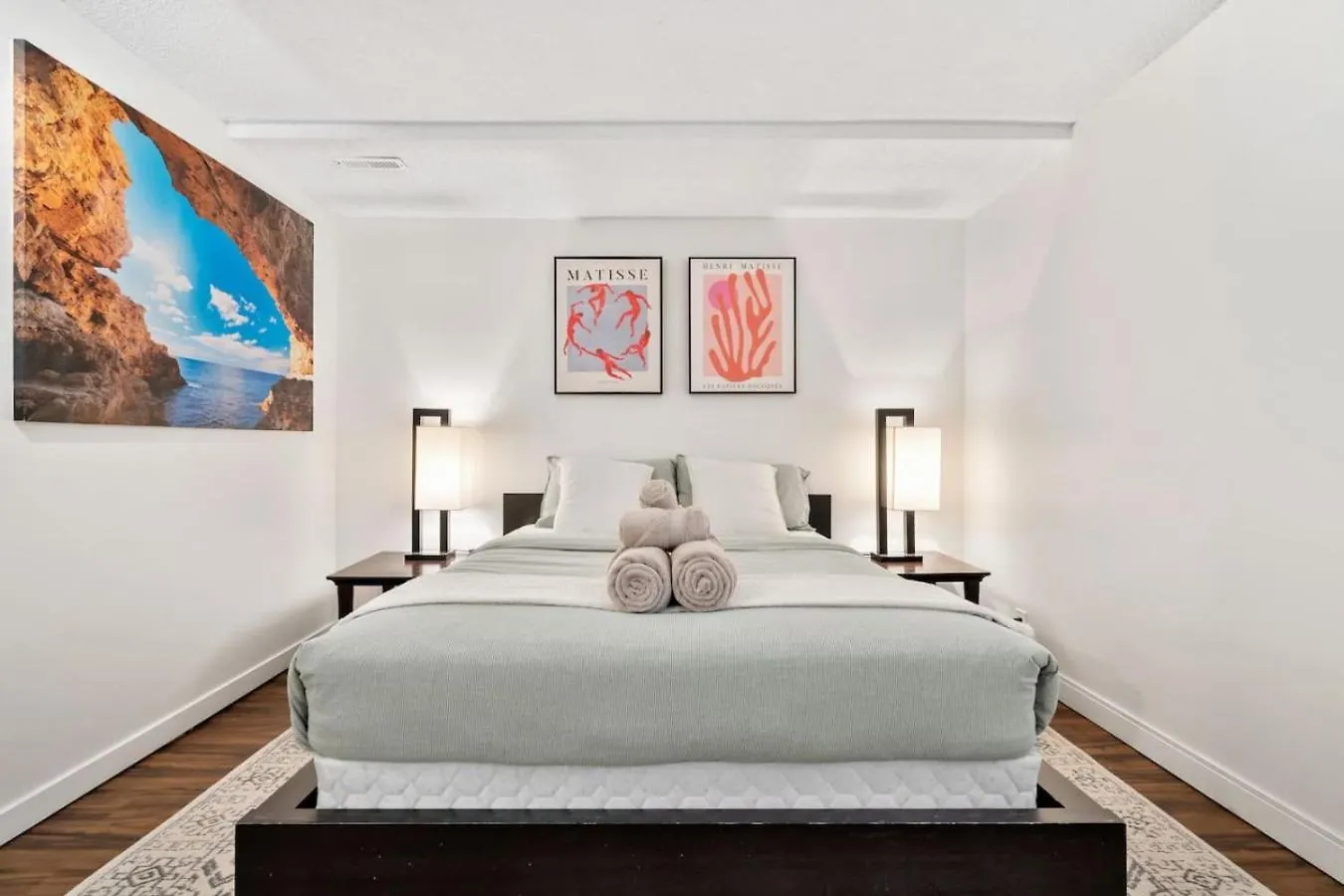 1 Bedroom Cozy Retreat - Queen Bed, Pet Friendly, Smart Tv, Secure & Private Access, Free Parking, Netflix & More! Calgary Holiday home