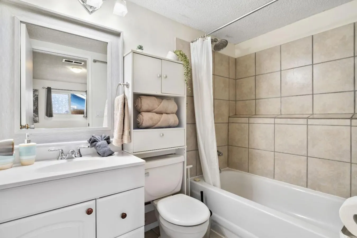 1 Bedroom Cozy Retreat - Queen Bed, Pet Friendly, Smart Tv, Secure & Private Access, Free Parking, Netflix & More! Calgary Holiday home