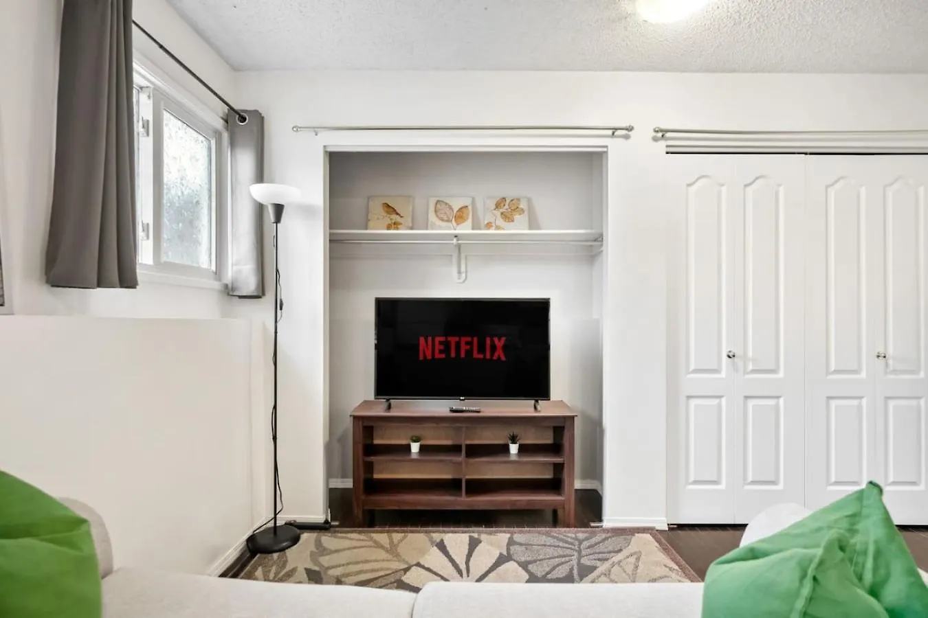 1 Bedroom Cozy Retreat - Queen Bed, Pet Friendly, Smart Tv, Secure & Private Access, Free Parking, Netflix & More! Calgary 0*,