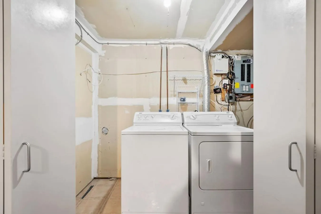 1 Bedroom Cozy Retreat - Queen Bed, Pet Friendly, Smart Tv, Secure & Private Access, Free Parking, Netflix & More! Calgary