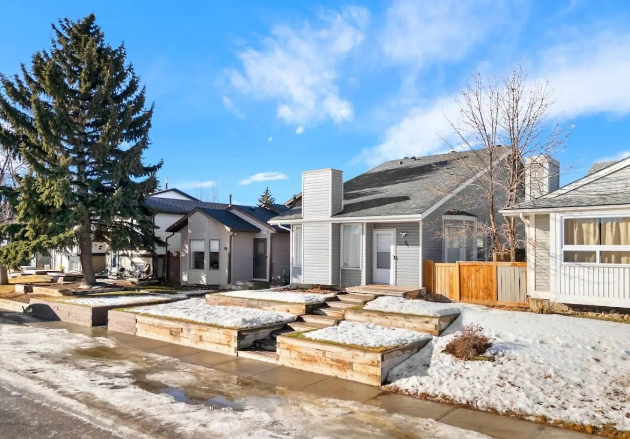 Holiday home 1 Bedroom Cozy Retreat - Queen Bed, Pet Friendly, Smart Tv, Secure & Private Access, Free Parking, Netflix & More! Calgary