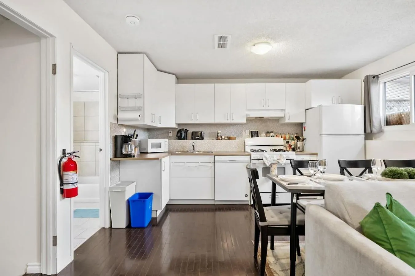 Holiday home 1 Bedroom Cozy Retreat - Queen Bed, Pet Friendly, Smart Tv, Secure & Private Access, Free Parking, Netflix & More! Calgary Canada